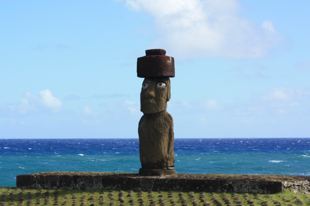 moai antes del eclipse total en rapa nui