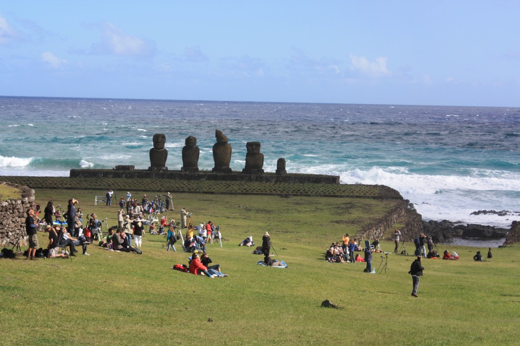 ambiente durante eclipse en isla de pascua, rapa nui