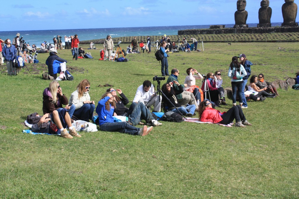 ambiente durante eclipse en isla de pascua, rapa nui