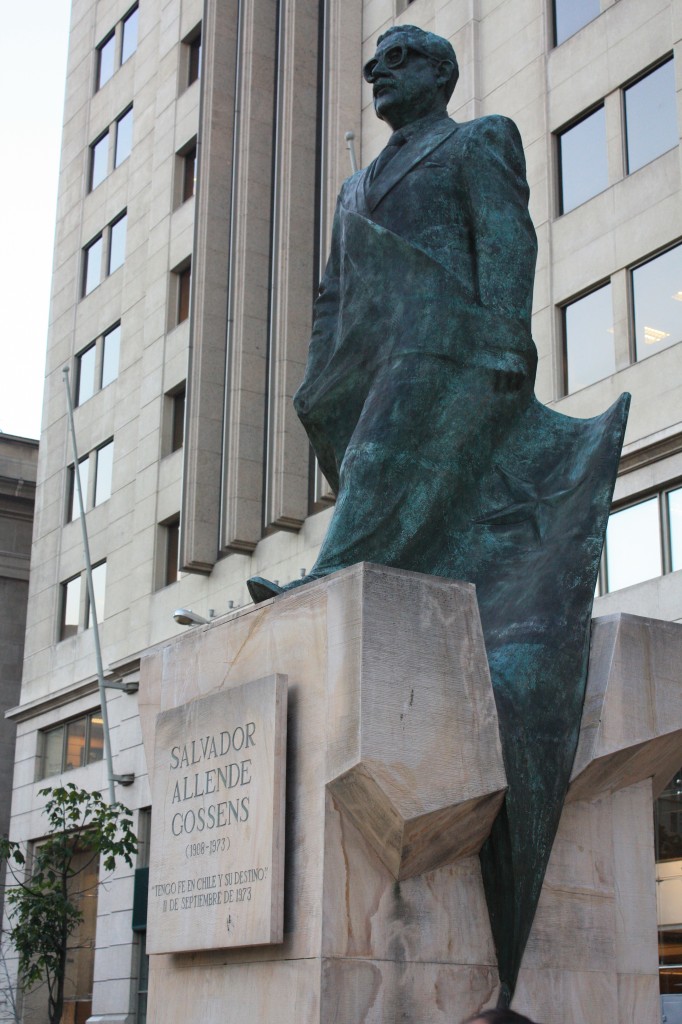 estatua Salvador Allende frente al Palacio de la Moneda