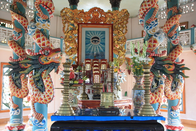 El ojo del Dios Supremo es el centro de un altar lleno de símbolos de varias religiones y siempre rodeado de coloridos dragones