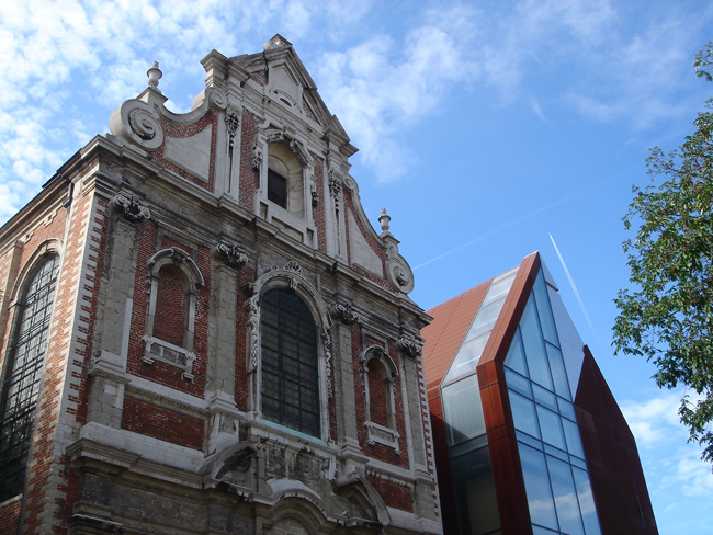 El contraste arquitectónico en Bruselas es constante: un antiguo convento y un edifico gemelo moderno forman ahora una escuela de danza