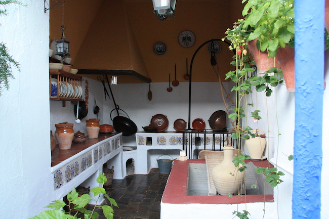 Cocina tradicional en el patio d ella calle Marroquíes de Córdoba