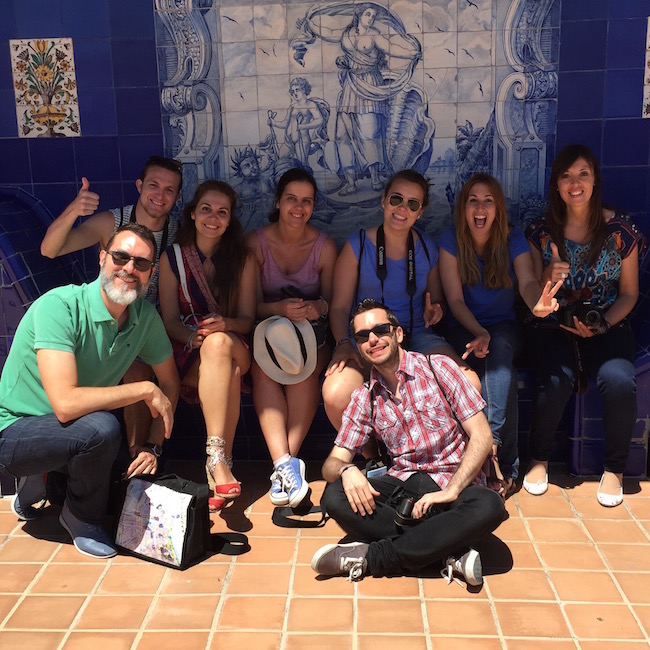 El grupo de blogueros con el que tuve el gustazo de recorrer Sitges. De izquiera a derecha, Raul levantando el pulgar, Virginia, Diana, Miryam, Laura y Ana. Delante, José Luis y yo. Un placer!