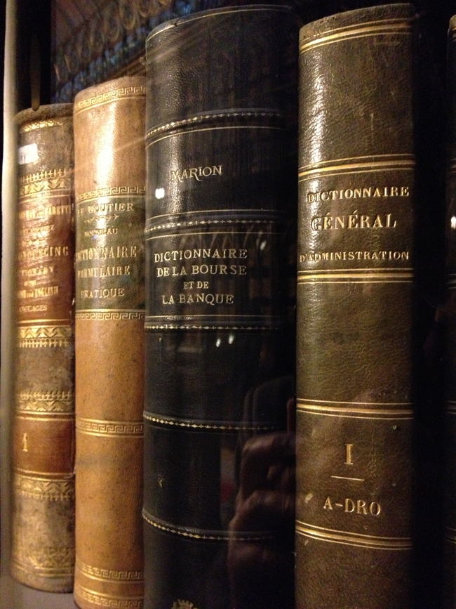 libros de economías en la biblioteca del Senado