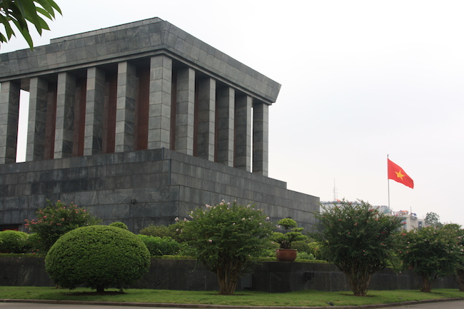 Mausoleo de Ho Chi Minh en Hanoi, con la bandera vietnamita