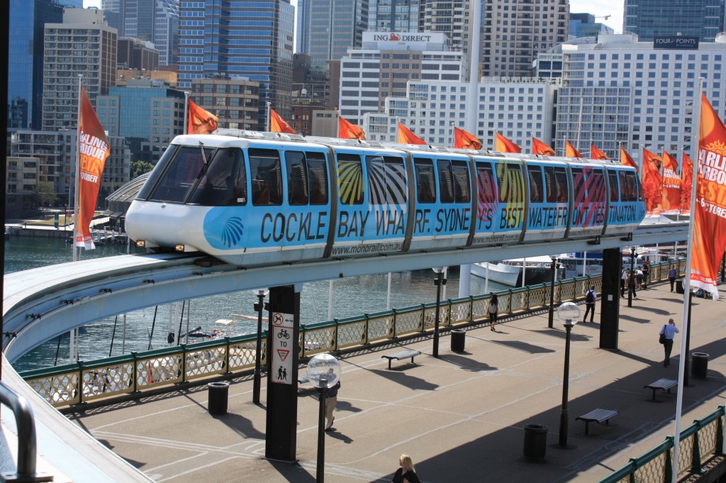 monorail sydney llegando a Darling Harbour Station