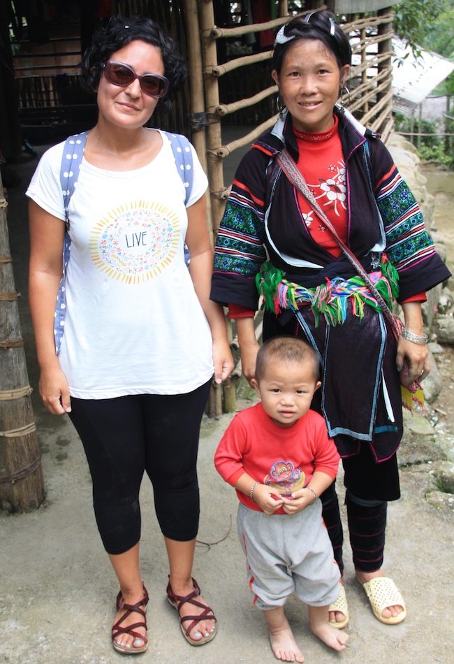 Patri junto a una mujer hmong que nos acompaño un trecho en nuestro trekking por los arrozales
