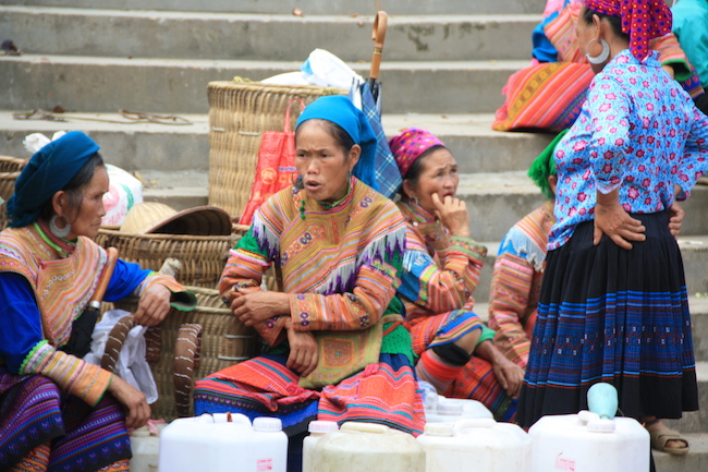 Estas mujeres venden vino de arroz en el mercado de Bac Ha, que más que vino se parece a nuestro orujo...