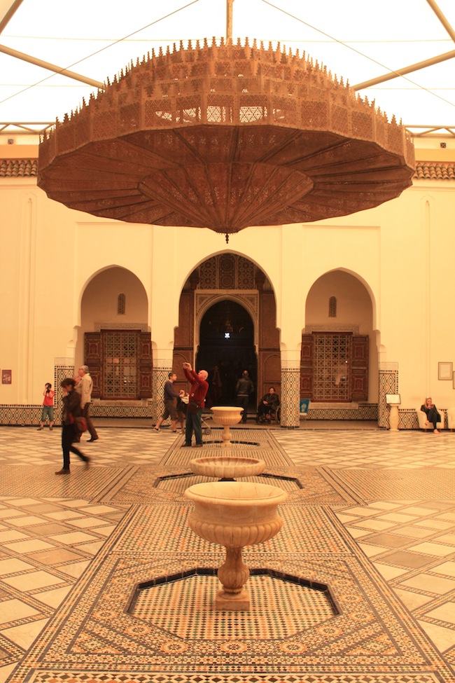 museo de Marrakech: el patio cubierto coronado por la enorme lámpara