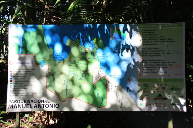 Los senderos del Parque Manuel Antonio están muy bien señalizados y son de un trazado muy cómodo al alcance de cualquiera para un paseo