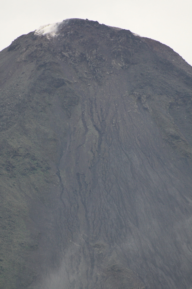detalle de la cima del volcán arenal con un teleobjetivo 300 desde el hotel
