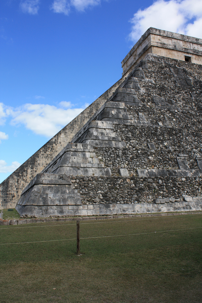 Pirámide de Chichen Itza: esta arista proyecta en el equinoccio una sombre sobre el muro de la escalinata que conforma la bajada a la tierra del Dios Tutulcan