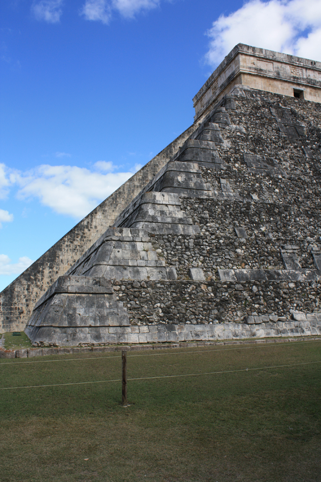 chichen_itza_serp_pirad_cv Pirámide de Chichen Itza: esta arista proyecta en el equinoccio una sombre sobre el muro de la escalinata que conforma la bajada a la tierra del Dios Tutulcan