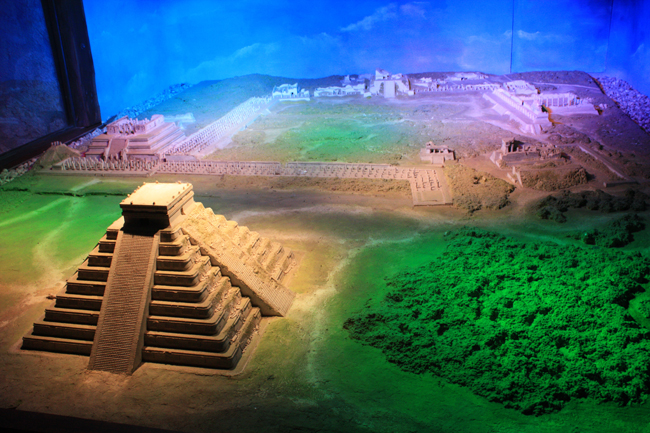 En Xcaret también podrás ver maquetas de los puntos arqueológicos más interesantes de México. Esta es la maqueta de Chichén Itzá