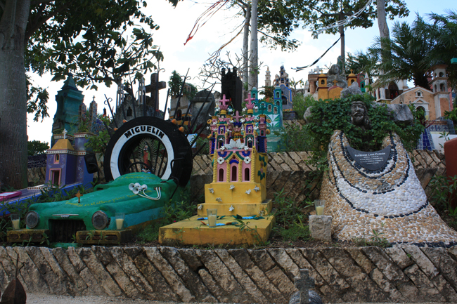 Tumbas en el cementerio de Xcaret