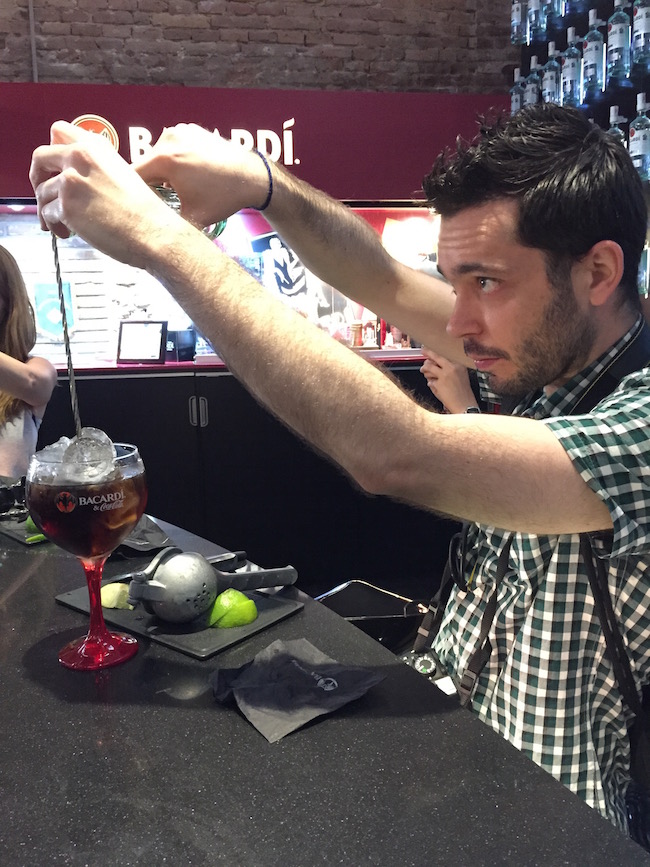 José Luis te muestra cómo usar la cuchara mezcladora para añadir la cola