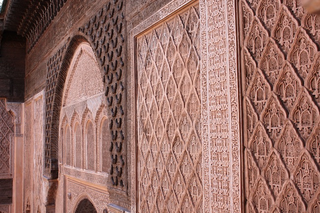 Detalle de los labrados muros del interior de la Madraza