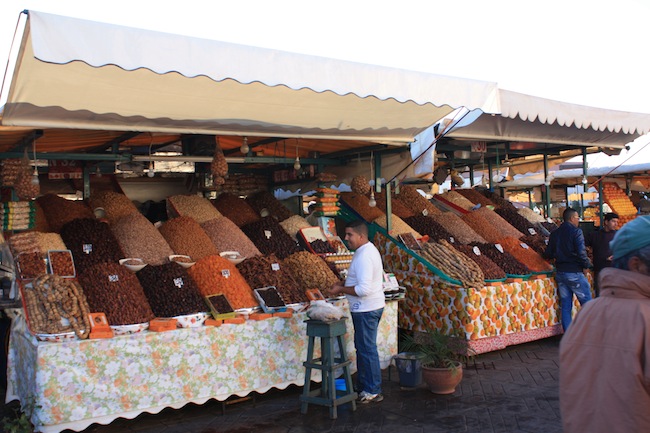 Marrakech: puestos de fruta seca en la plaza Jemma el-Fna