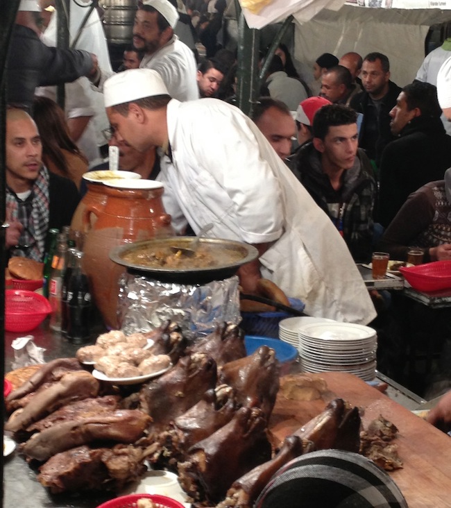 En los puestos nocturnos de comida puedes encontrar de todo: son populares las cabezas de cordero...