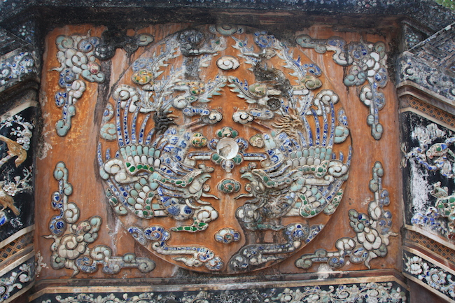 Los muros del recinto que guarda la tumba están decorados con fragmentos de porcelana que dibujan animales simbólicos, sobre todo dragones y tigres... 