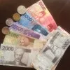 Diferentes billetes y monedas de indonesia