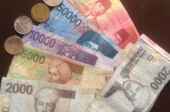 Diferentes billetes y monedas de indonesia