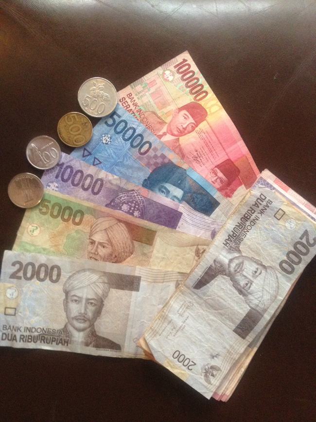 Diferentes billetes y monedas de indonesia