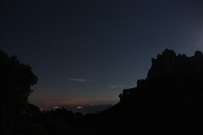 Las estrellas y el brillo de la luna prevalecen frente a las lunes de los pueblos cercanos a Montserrat