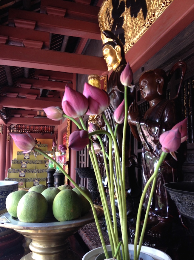 En la entrada de la pagoda Thien Tru también vemos flores de loto...