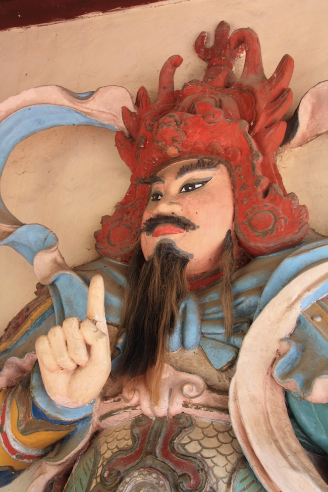 A ambos lados de la entrada de la Pagoda, estatuas de guardianes (con pelo auténtico) alejan al Mal...