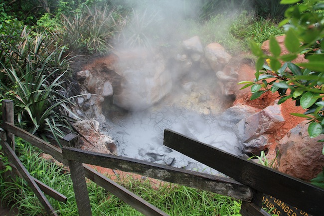 El barro parece hervir ante nosotros en Rincón de la Vieja