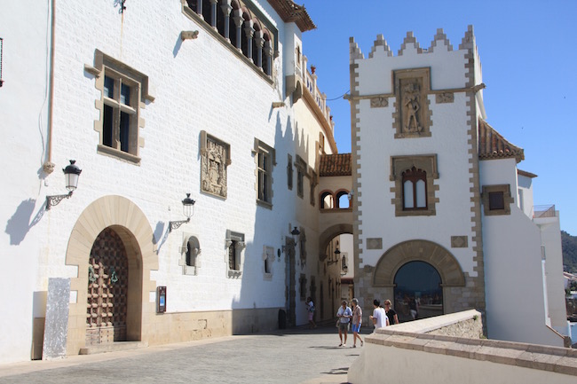 A laa izquierda, el Palau Maricel. En frente, bajo la torre,  el salón de El Mirador del Museu Maricel