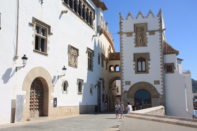 A laa izquierda, el Palau Maricel. En frente, bajo la torre, el salón de El Mirador del Museu Maricel