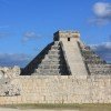 Pirámide de Chichen Itzá vista desde la cancha de juego de pelota