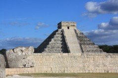 Pirámide de Chichen Itzá vista desde la cancha de juego de pelota