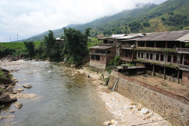 El río Muong Hoa discurre en este valle cercano a Sapa