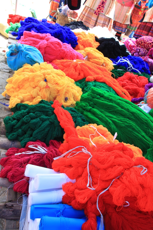 Tejidos de vivos colores en el mercado de Bac Ha