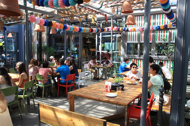 Animada terraza la del Mercado de la Victoria