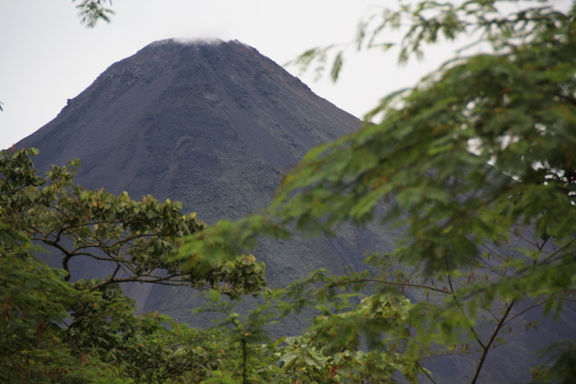 El Volcán Arenal de Costa Rica emerge de entre la niebla